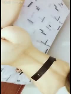 情侣自拍泄密甜美迷人的小女友啪啪自拍泄密流出自慰后入蜜桃臀骑乘啪啪口爆完美露真是勾魂